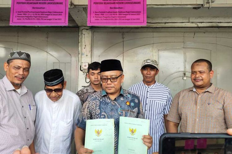 Kepala Kejaksaan Negeri Lhokseumawe, Provinsi Aceh, Lalu Syaifudin, memperlihatkan sertifikat rumah, toko dan tanah milik Eks Direktur Rumah Sakit Arun Lhokseumawe, Hariadi,Jumat (23/6/2023) sekitar pukul 15.30 WIB.