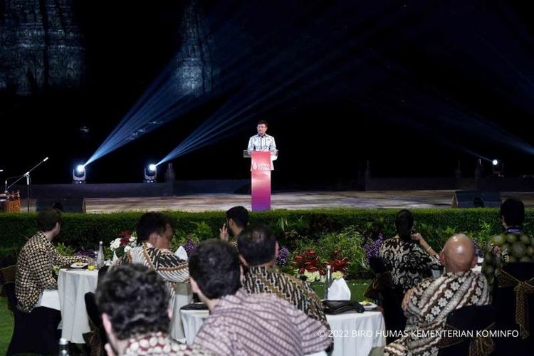 Menteri Komunikasi dan Informatika (Menkominfo) Indonesia Johnny Gerard Plate saat menceritakan kisah mengenai Candi Prambanan dalam acara Gala Dinner bersama Delegasi DEWG G20 di Candi Prambanan, Sleman, Yogyakarta, Rabu (18/5/2022).