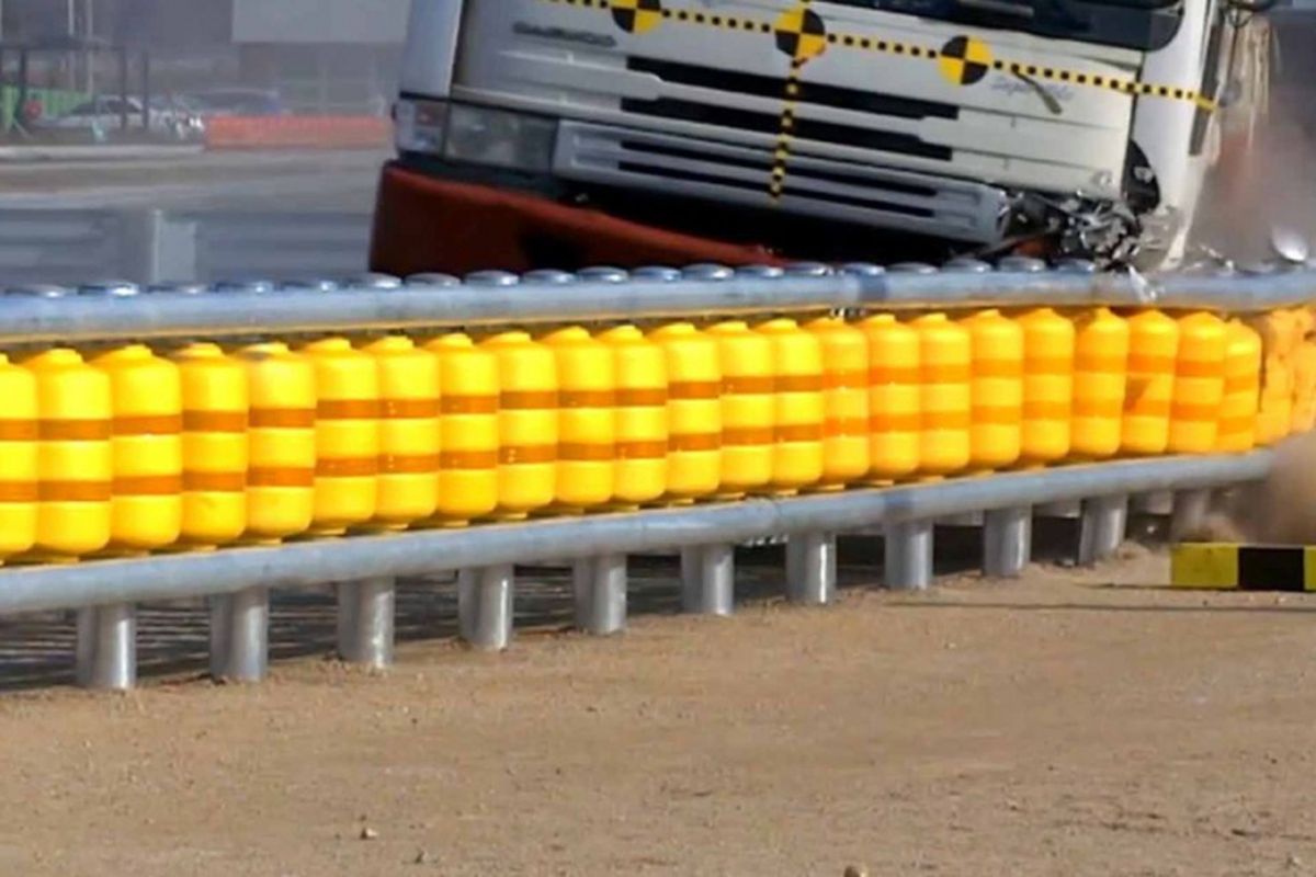 Pagar pembatas Rolling Barrier System salah satu teknologi menekan angka kecelakaan lalu lintas yang dibuat oleh Korea Selatan.