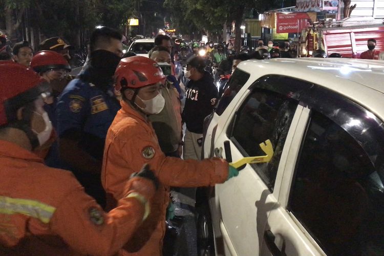 Pemadam kebakaran memecahkan kaca mobil Daihatsu Terios dengan nomor pelat B 1191 SIM untuk mengevakuasi pengendara berinisial AS (52) yang meninggal dunia saat mengendarai mobil di Jalan Duren Tiga Raya, Duren Tiga, Pancoran, Jakarta Selatan pada Jumat (3/9/2021) malam.