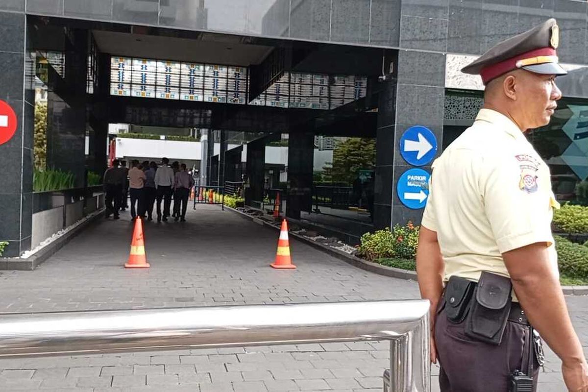 Situasi terkini Kantor Pusat Bank BJB di Jalan Naripan, Kota Bandung, Jawa Barat usai digeledah oleh Komisi Pemberantasan Korupsi (KPK), Rabu (12/3/2025) sore.