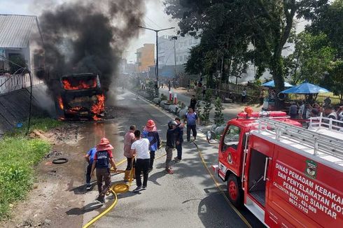 Bus Jurusan Siantar-Medan Terbakar Saat Sedang Parkir di Tepi Jalan