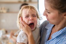 Benarkah Mendiamkan Anak Tantrum adalah Cara "Parenting" yang Tepat? Ini Kata Psikolog