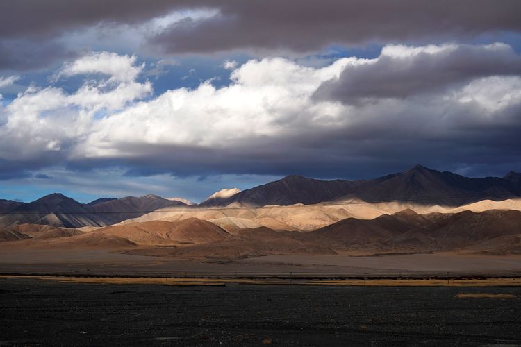 Foto yang diabadikan pada 29 November 2020 ini menunjukkan pemandangan di Wilayah Gar, Prefektur Ngari, Daerah Otonom Tibet, China barat daya. Ngari, yang dijuluki sebagai puncak atap dunia dengan ketinggian rata-rata 4.500 meter di atas permukaan laut, dikenal dengan pemandangannya yang menakjubkan.