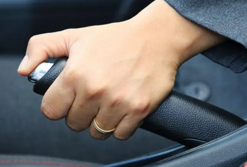 Jangan Biarkan Rem Parkir Mobil Aktif Semalaman dalam Kondisi Basah