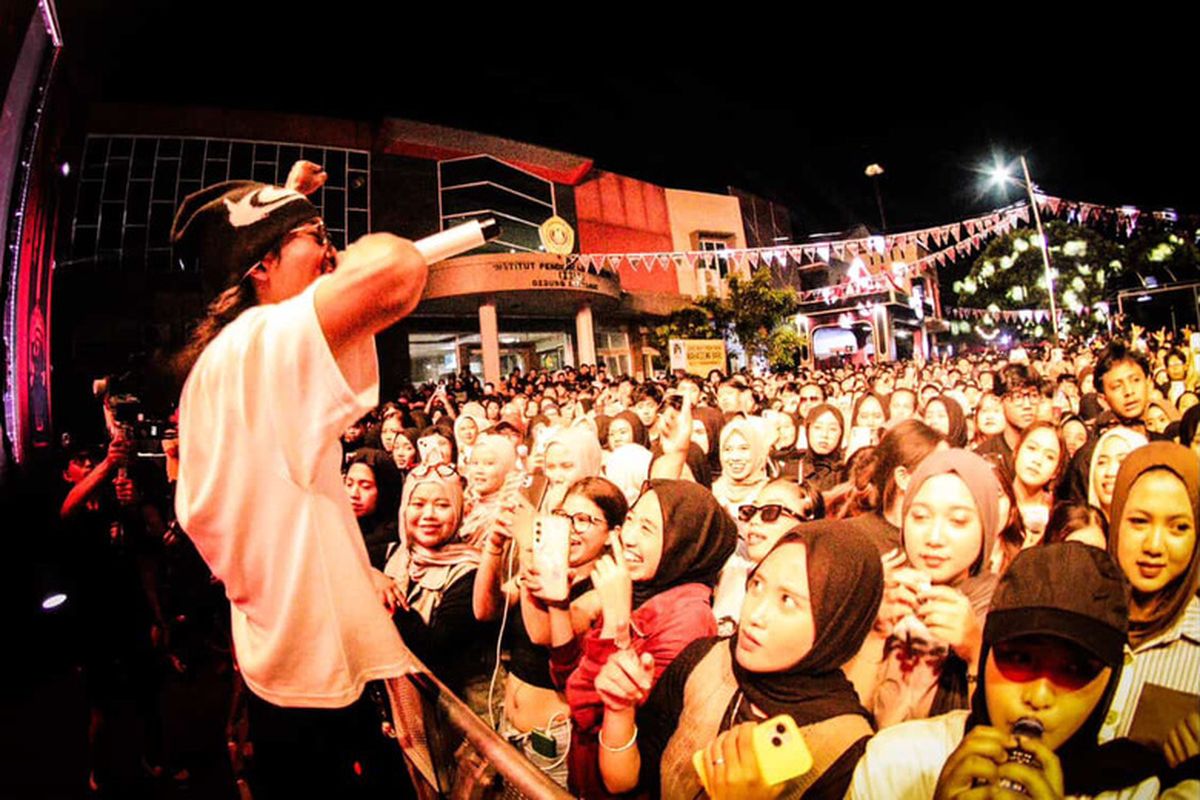 Potret penampilan W3STBO1, musisi hip-hop dan R&B asal Garut. 