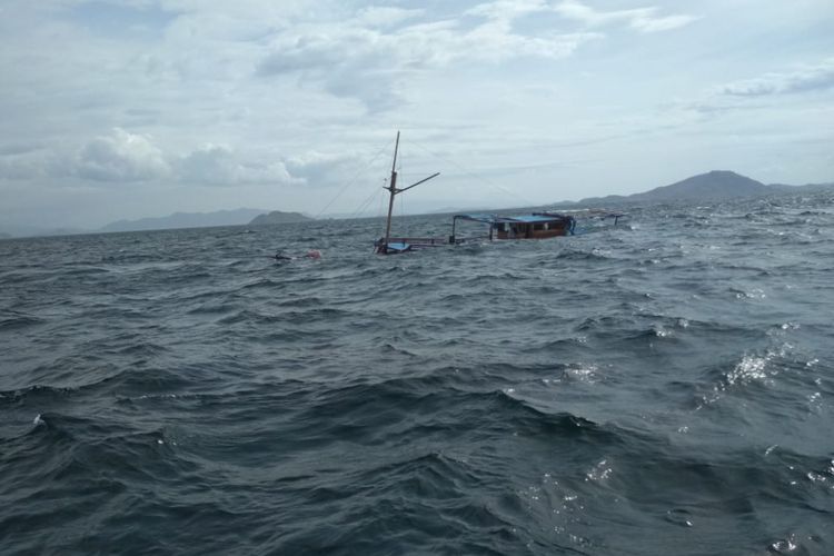 Kapal Motor (KM) La Hila karam di tengah laut di TN Komodo, Kabupaten Manggarai Barat, NTT, Minggu (23/12/2018).