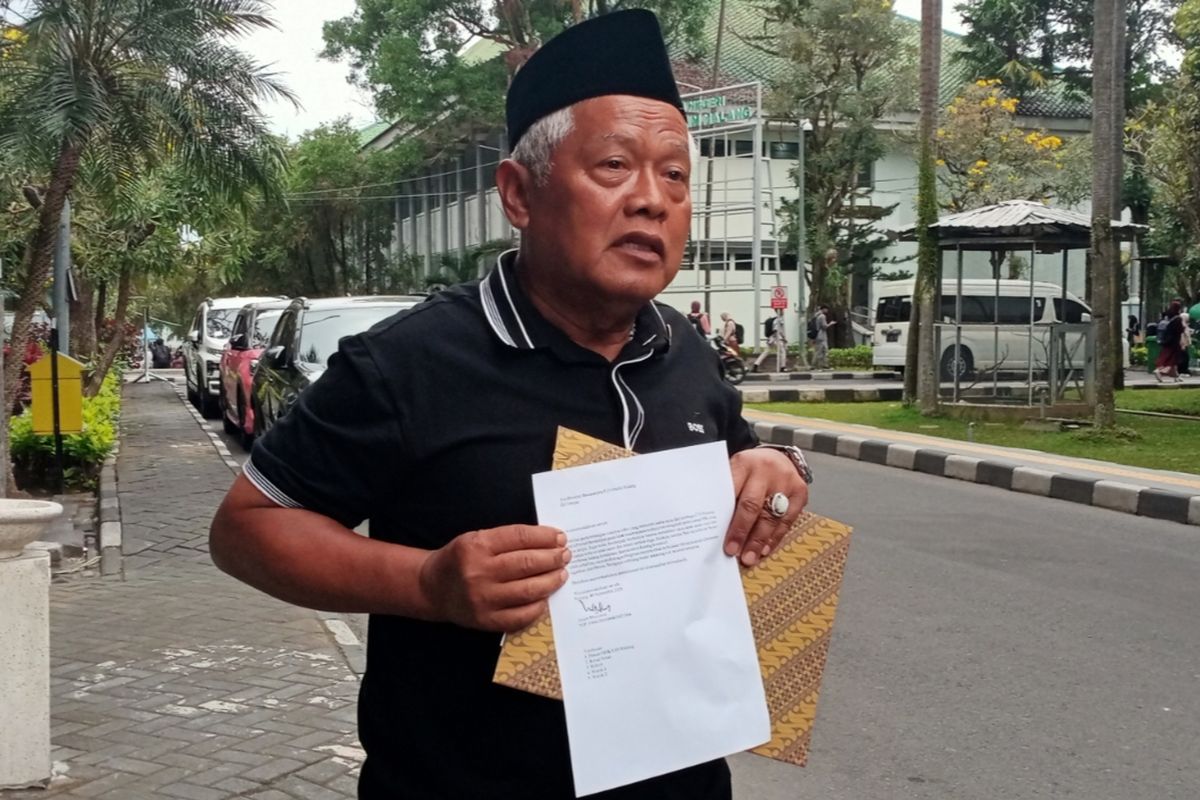 Imam Muslimin, dosen nonaktif Universitas Islam Negeri (UIN) Maulana Malik Ibrahim Malang menunjukkan surat pengunduran dirinya.