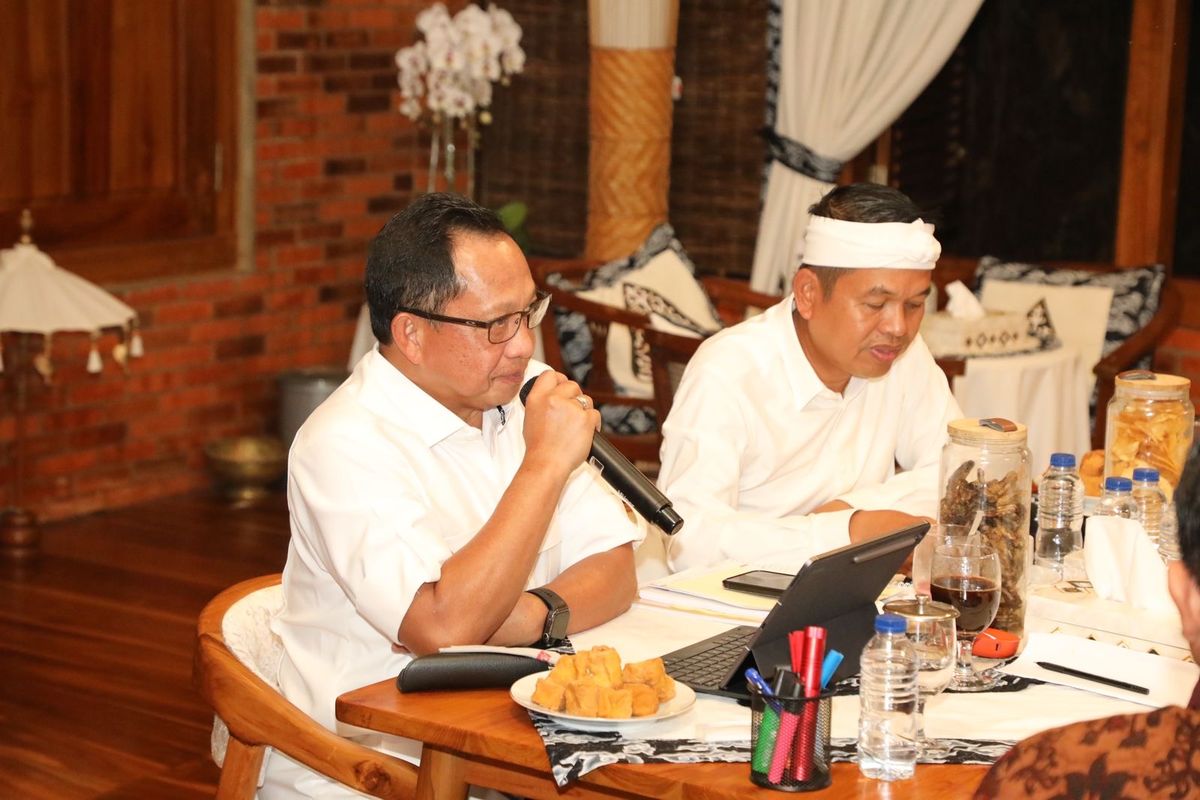 Menteri Dalam Negeri (Mendagri) Muhammad Tito Karnavian bersama Gubernur Jawa Barat Dedi Mulyadi dalam acara Silaturahmi Bersama Gubernur Jabar dan Kepala Daerah se-Jabar di Lembur Pakuan Sukadaya, Kabupaten Subang, Selasa (15/7/2025).