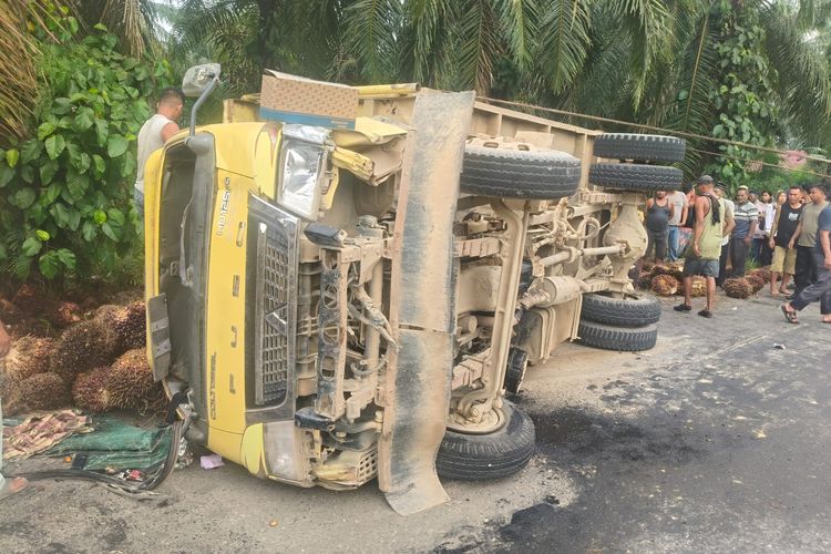 Truk Muatan Sawit di Labuhanbatu Pecah Ban Timpa 3 Siswi SMP, 1 Tewas dan 2 Terluka