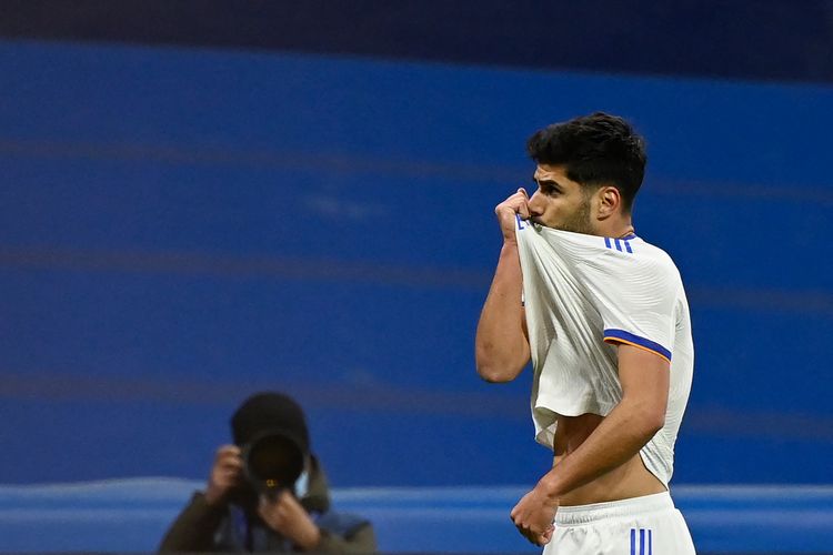 Pemain Real Madrid, Marco Asensio, melakukan selebrasi setelah mencetak gol pertama timnya ke gawang Alaves dalam pertandingan LaLiga Spanyol di Santiago Bernabeu, Madrid, Minggu (20/2/2022) dini hari WIB.