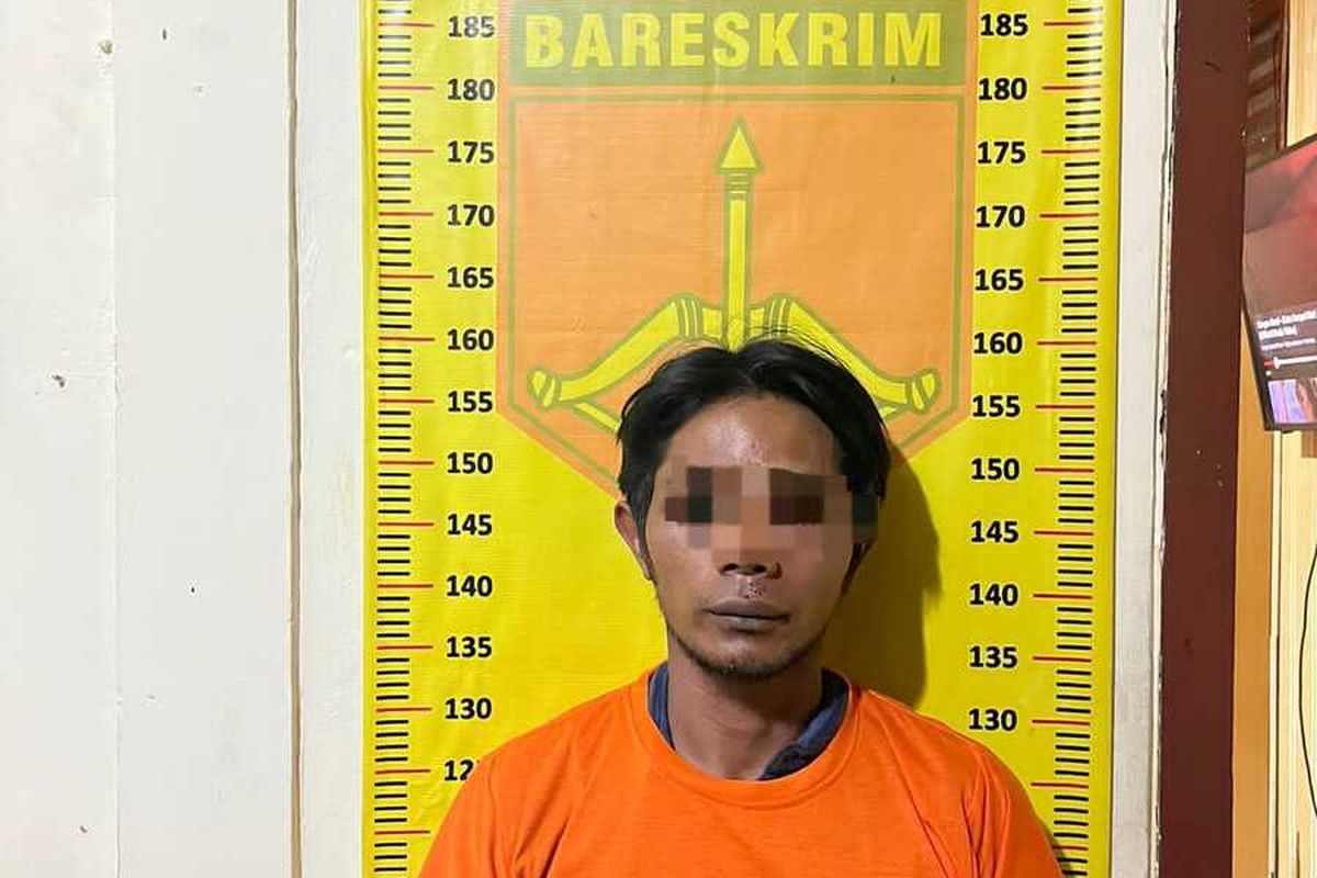 Pelaku perampasan telepon genggam anak-anak saat diamankan di Polsek Kebomas, Gresik, Jawa Timur.