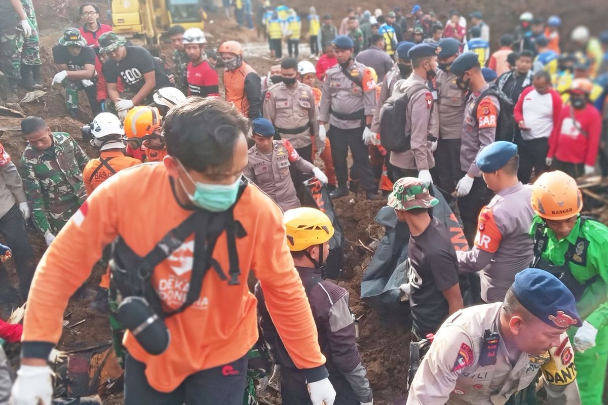 Upaya pencarian korban tertimbun longsor di ruas jalan nasional Cugenang, Kabupaten Cianjur, Jawa Barat, Selasa (22/11/2022).