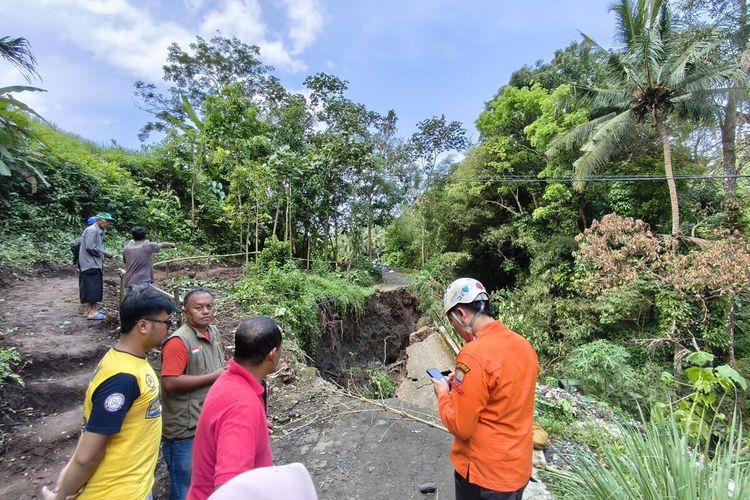 Akses 2 Desa di Sumedang Terisolasi karena Jalan Putus, Pelajar Harus Lewati Jalan Setapak