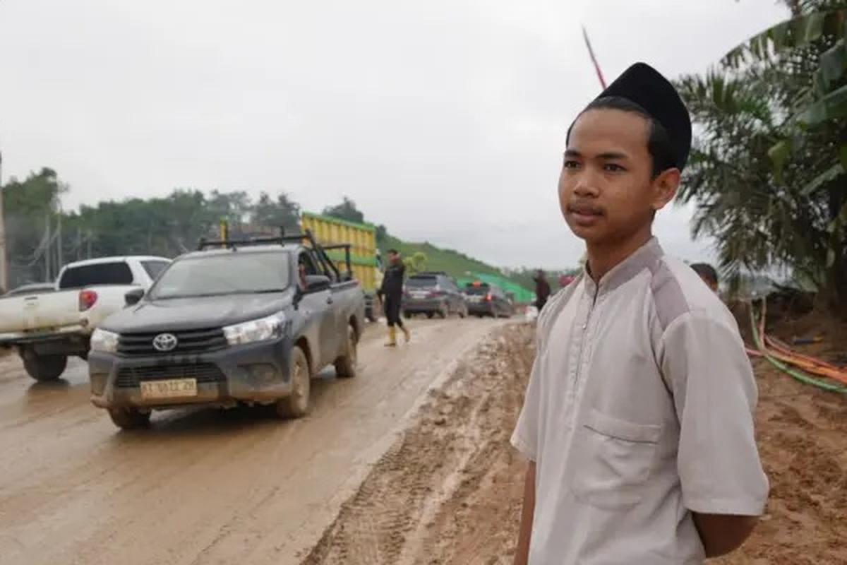Kalau panas berdebu, tapi ketika hujan, jalan di depan Pesantren Fastabilqul Khairaat berubah menjadi berlumpur