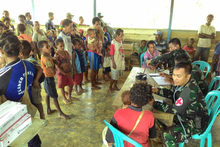 Warga Kampung Yetetkun, Papua, tampak antusias mengikuti pengobatan massal yang digelar Satgas Pamtas Yonif 405/Surya Kusuma, Banyumas, yang bertugas di wilayah kolakops Rem 174/ATW Merauke. 