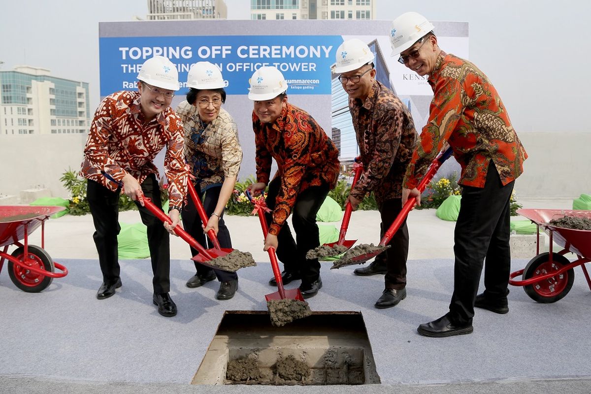 Direktur Utama PT Summarecon Agung Tbk Adrianto P. Adhi, Direktur Summarecon Agung Sugianto Nagaria, Komisaris Independen Lilies Yamin, Direktur Jason Lim, dan Executive Director Albert Luhur melakukan prosesi tutup atap The Kensington Office Tower, Rabu (4/9/2019).