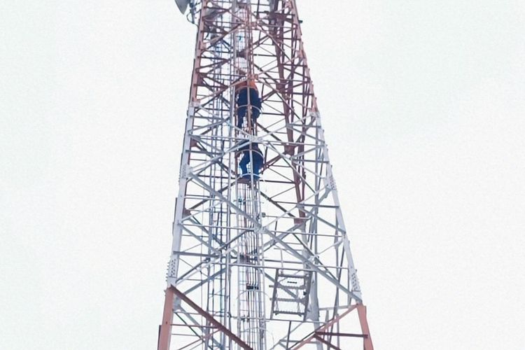 Diancam Cerai Istri, Pria di Bandar Lampung Nekat Panjat Tower Sinyal Setinggi 52 Meter