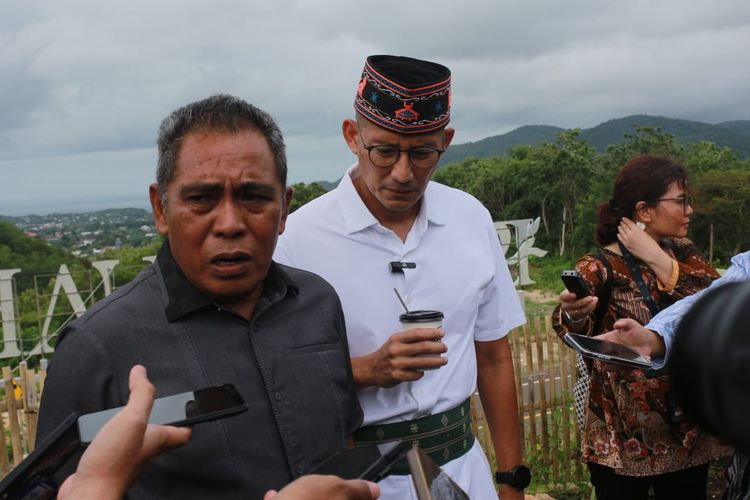 Bupati Manggarai Barat, Edistasius Endi (kiri), bersama Menteri Pariwisata dan Ekonomi Kreatif, Sandiaga Uno saat meninjau kawasan wisata Parapuar di Labuan Bajo, Selasa (23/01/2023).