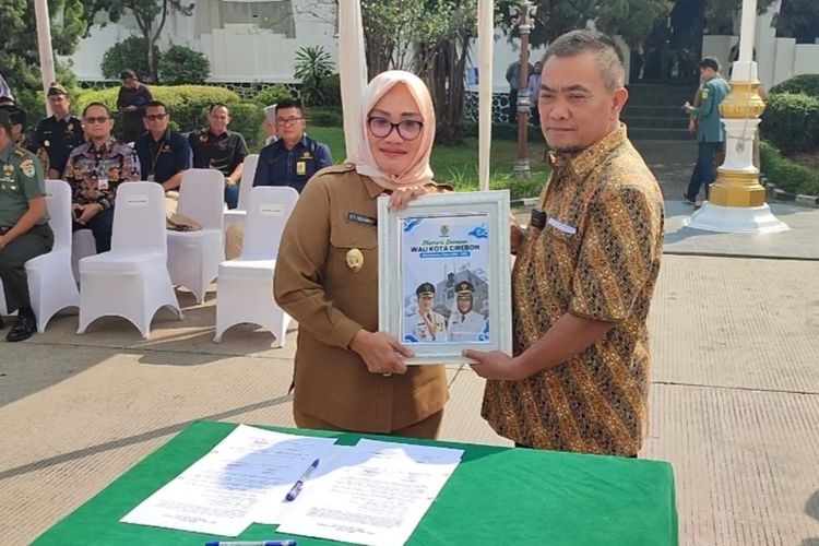 Nasrudin Azis - Eti Herawati melakukan serahterima jabatan Walikota menjadi PLT Walikota Cirebon di halaman Gedung Setda Kota Cirebon, Selasa (7/11/2023). Azis mundur dari Walikota setelah ditetapkan sebagai DCT dari partai PDI P, dan bermisi memenangkan Ganjar Mahfud pada Pilpres 2024 mendatang.