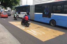 Ruas Jalan Thamrin Mulai Dicat Kuning untuk Jalur Khusus Sepeda Motor