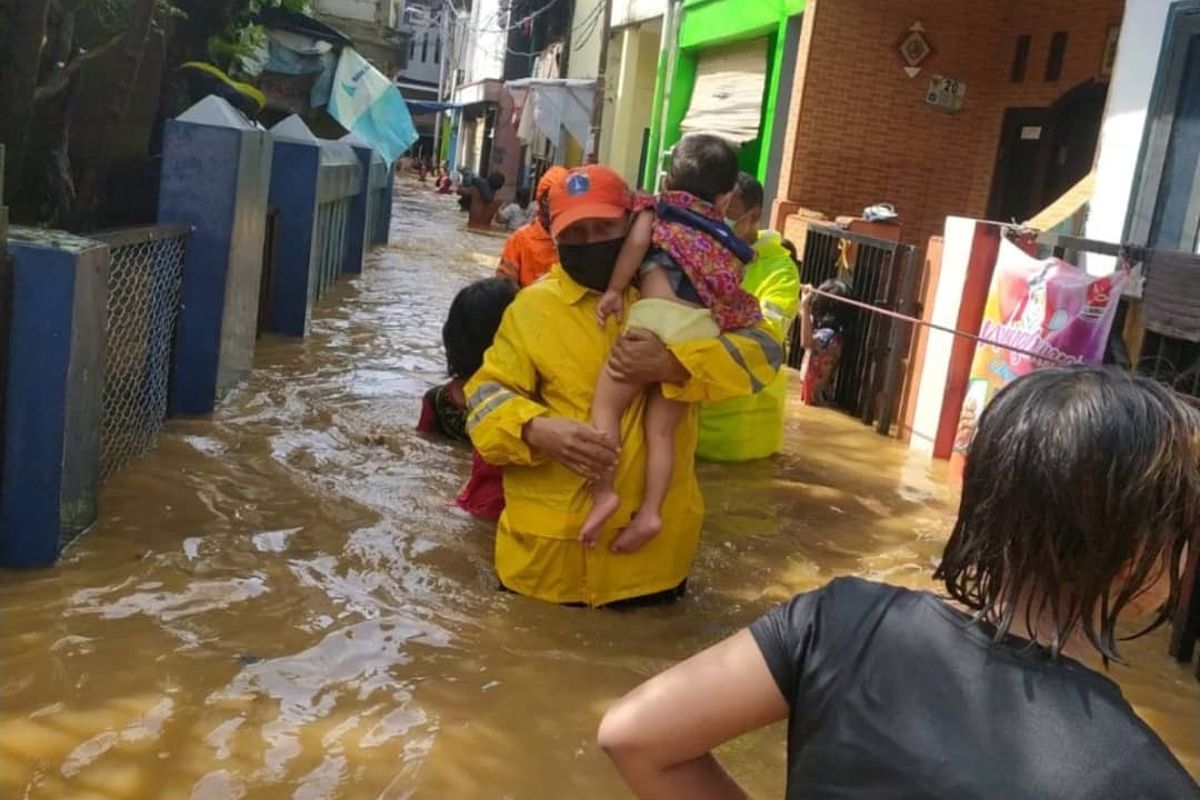 Evakuasi sejumlah warga di Kelurahan Kebon Baru, Tebet, Jakarta Selatan pada Senin (8/2/2021).