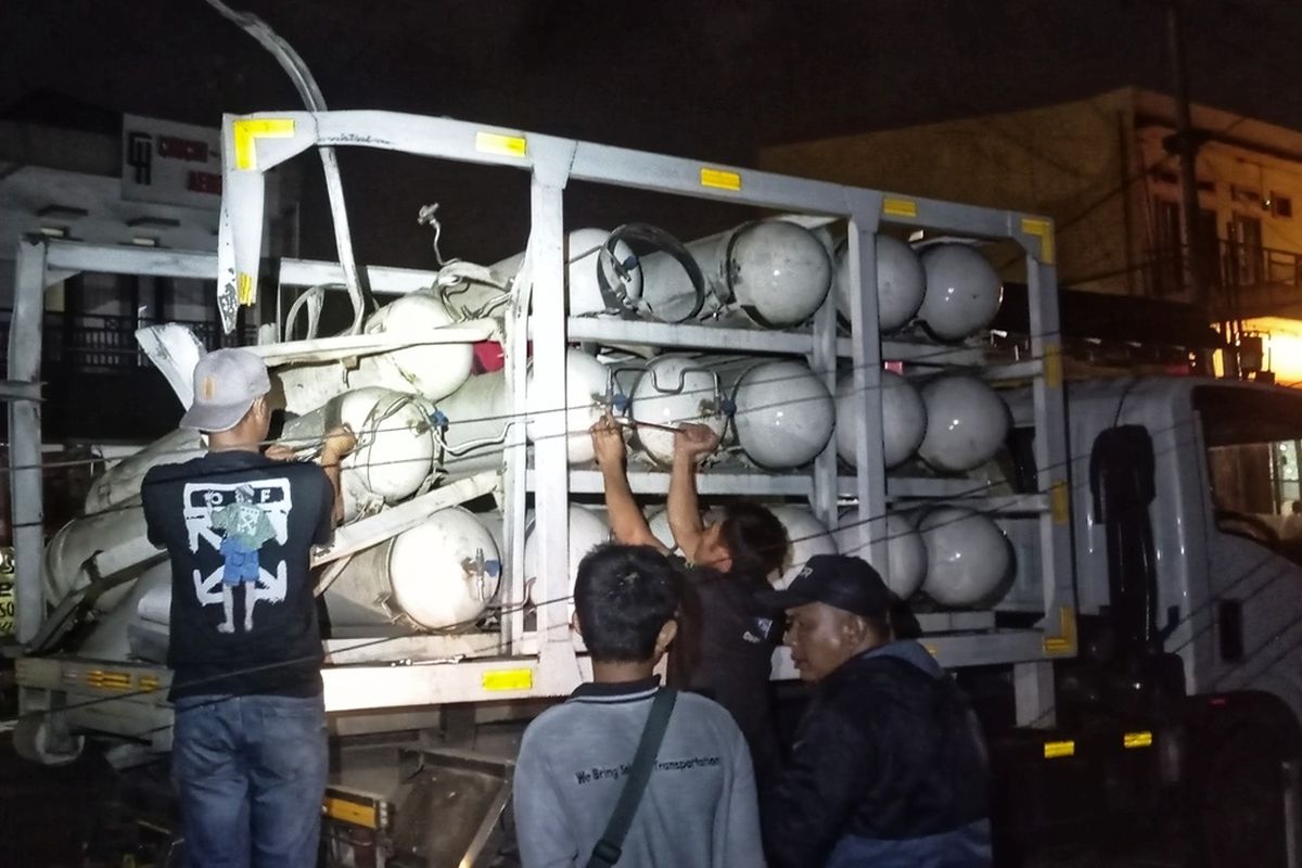 Teknisi memeriksa sisa tabung CNG setelah terjadi kebocoran hingga meledak di Jalan Raya Sukabumi-Bogor, Kampung Lodaya, Desa Karangtengah, Kecamatan Cibadak, Sukabumi, Jawa Barat, Senin (27/11/2023).