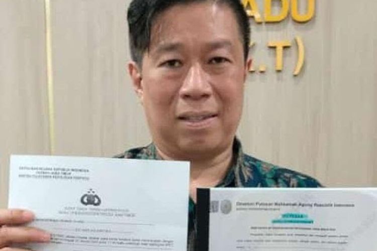 Thio Trio Susantono saat menunjukan berkas laporan dugaan ijazah palsu atas nama Robert Simangunsong