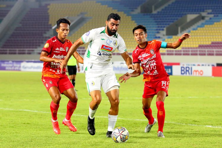 Pemain asing PSS Sleman Jihad Ayoub dijaga ketat dua pemain Bali United saat pertandingan pekan ke-16 Liga 1 2022-2023 yang berakhir dengan skor 1-2 di Stadion Manahan Solo, Senin (19/12/2022) malam.