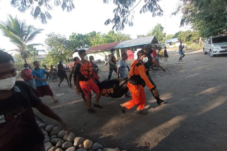 Foto: Tim SAR sedang mengevakuasi jenazah Paskalis Noe di perairan Desa Keliwumbu, Kecamatan Maurole, Kabupaten Ende, Senin (24/10/2022).