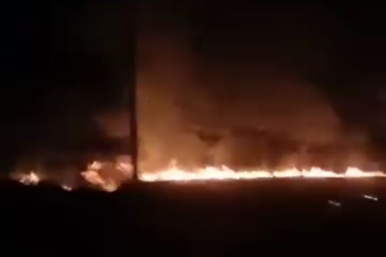 Kebakaran lahan di jalan lintas timur Bangka, Babel, Kamis (10/8/2023) malam.