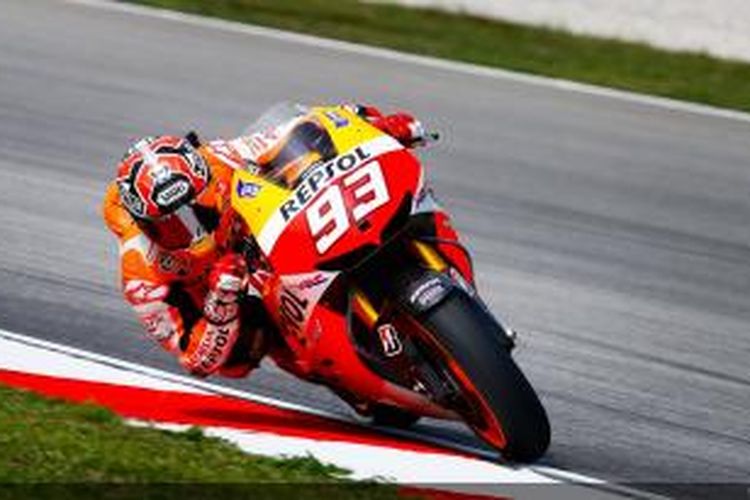 Pebalap Repsol Honda asal Spanyol, Marc Marquez, memacu motornya pada babak kualifikasi dua Grand Prix Malaysia di Sirkuit Sepang, Sabtu (12/10/2013).
