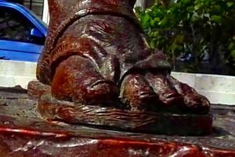 Bagian kaki dari Patung Mahatma Gandhi di Parliament Square, London. 