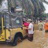 Mobil Off Road Dikerahkan Tarik Kendaraan yang Terjebak Banjir di Kemang