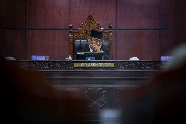 Ketua Majelis Kehormatan Mahkamah Konstitusi (MKMK) Jimly Asshiddiqie memimpin jalannya sidang putusan dugaan pelanggaran etik terhadap hakim Mahkamah Konstitusi (MK) di Mahkamah Konstitusi, Jakarta, Selasa (7/11/2023). Majelis Kehormatan Mahkamah Konstitusi menjatuhkan vonis dengan memberhentikan Anwar Usman sebagai Ketua MK karena terbukti melakukan pelanggaran berat terhadap Kode Etik dan Perilaku Hakim Konstitusi dalam pengambilan putusan UU Pemilu yang memutuskan mengubah syarat usia capres-cawapres serta memberi sanksi kepada Anwar Usman untuk tidak lagi menyidangkan perkara Pemilu. ANTARA FOTO/Galih Pradipta/foc.