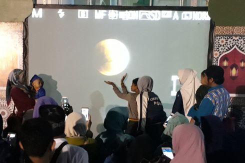 Saat Gerhana Bulan, Warga Berpose di Spot Foto Masjid Al-Akbar Surabaya