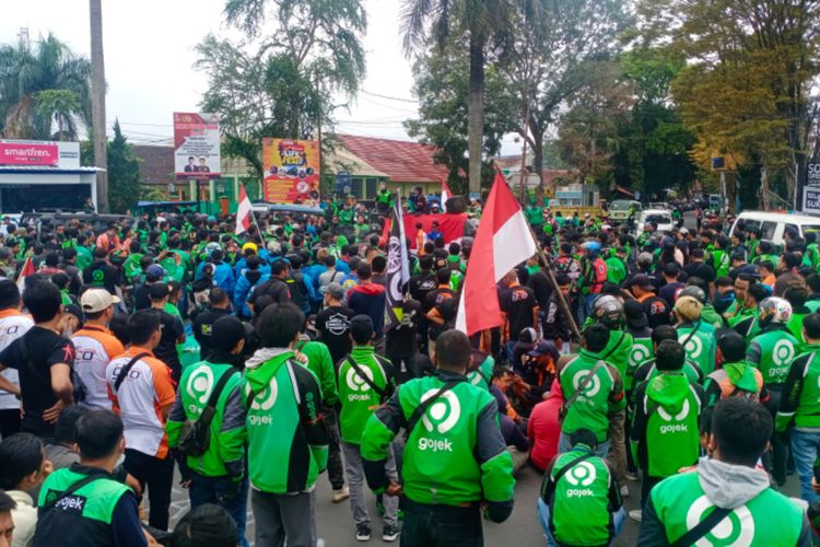 Ratusan driver ojol di Garut saat menggelar orasi di bundaran Simpang Lima, Rancabango, Kamis (07/09/2022)