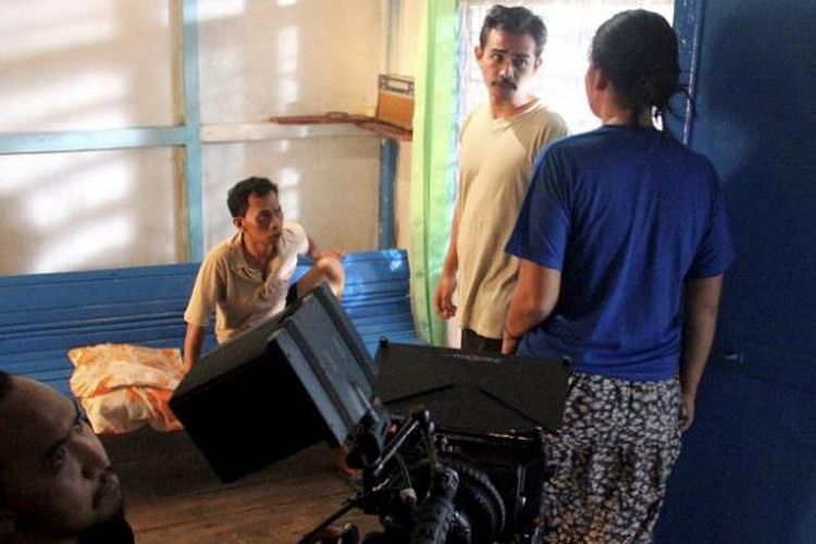 Proses pembuatan film Wiji Thukul di salah satu sudut Kota Pontianak, Kalimantan Barat, Rabu (6/4). Film itu dibikin sebagai upaya melawan lupa.