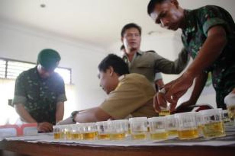 Sejumlah anggota Kodim 0621 Kabupaten Bogor, sedang menjalani tes urine yang dilakukan secara mendadak, di Makodim 0621 Kabupaten Bogor, Selasa (25/03/2014)