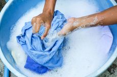 8 Cara Mencegah Warna Pakaian Memudar Saat Mencuci