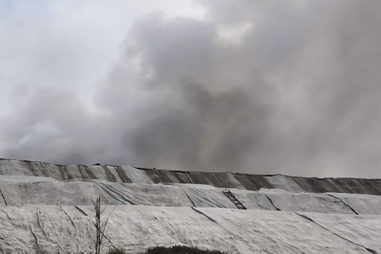 25 Jam Kebakaran TPA Jatiwaringin Belum Padam, Meluas hingga 15 Hektare