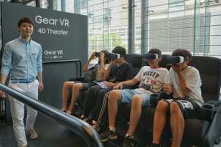 Sejumlah remaja menjajal kebolehan perangkat Virtual Reality Gear VR

