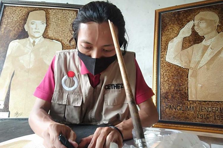 Ervan Dwi Susilo (24), seorang warga Desa Tulungrejo, Kecamatan Madiun, Kabupaten Madiun sementara membuat lukisan berbahan dasar limbang cangkang telur. Satu lukisan buatan Ervan bisa dihargai hingga jutaan rupiah.