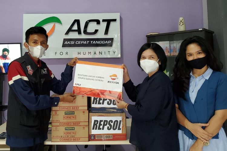 Repsol Indonesia berikan bantuan berupa makanan kaleng kepada korban erupsi gunung Semeru
