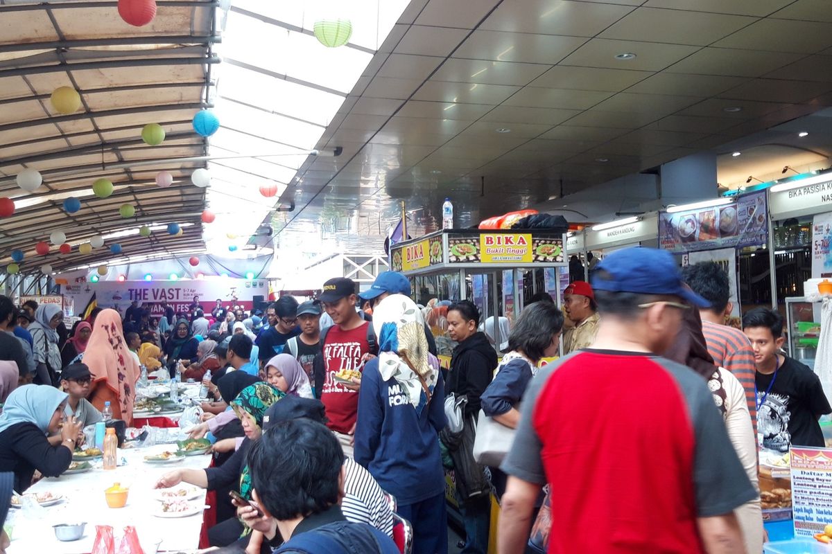 Pengunjung di gerai makan Blok M, Sabtu (6/4/2019)