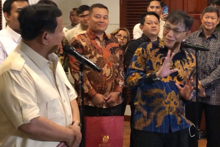Ketua Umum Partai Gerindra Prabowo Subianto bertemu Politikus PDI-P Budiman Sudjatmiko di Jalan Kertanegara, Jakarta Selatan, Selasa (18/7/2023). 