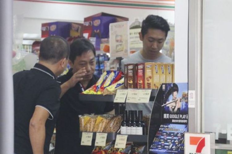 Petugas polisi melakukan investigasi setelah terjadinya percobaan perampokan di sebuah minimarket di distrik Cheung Sha Wan, Hong Kong, pada Selasa (23/10/2018).