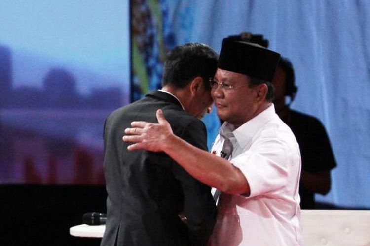 Calon Presiden Joko Widodo dan Prabowo Subianto bersalaman sebelum memulai debat di Hotel Gran Melia, Jakarta, Minggu (15/6/2014).