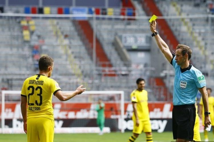 Thorgan Hazard dikartu kuning wasit dalam laga Duesseldorf vs Borussia Dortmund pada Spieltag ke-31 Bundesliga, Sabtu (13/6/2020).