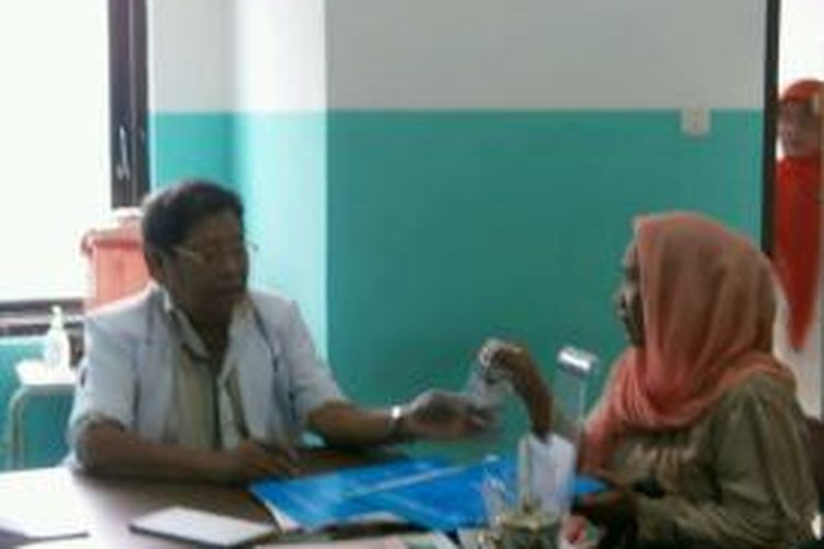 dr. Nurdin Samad, saat memeriksa kesejatan calon anggota kpud parepare